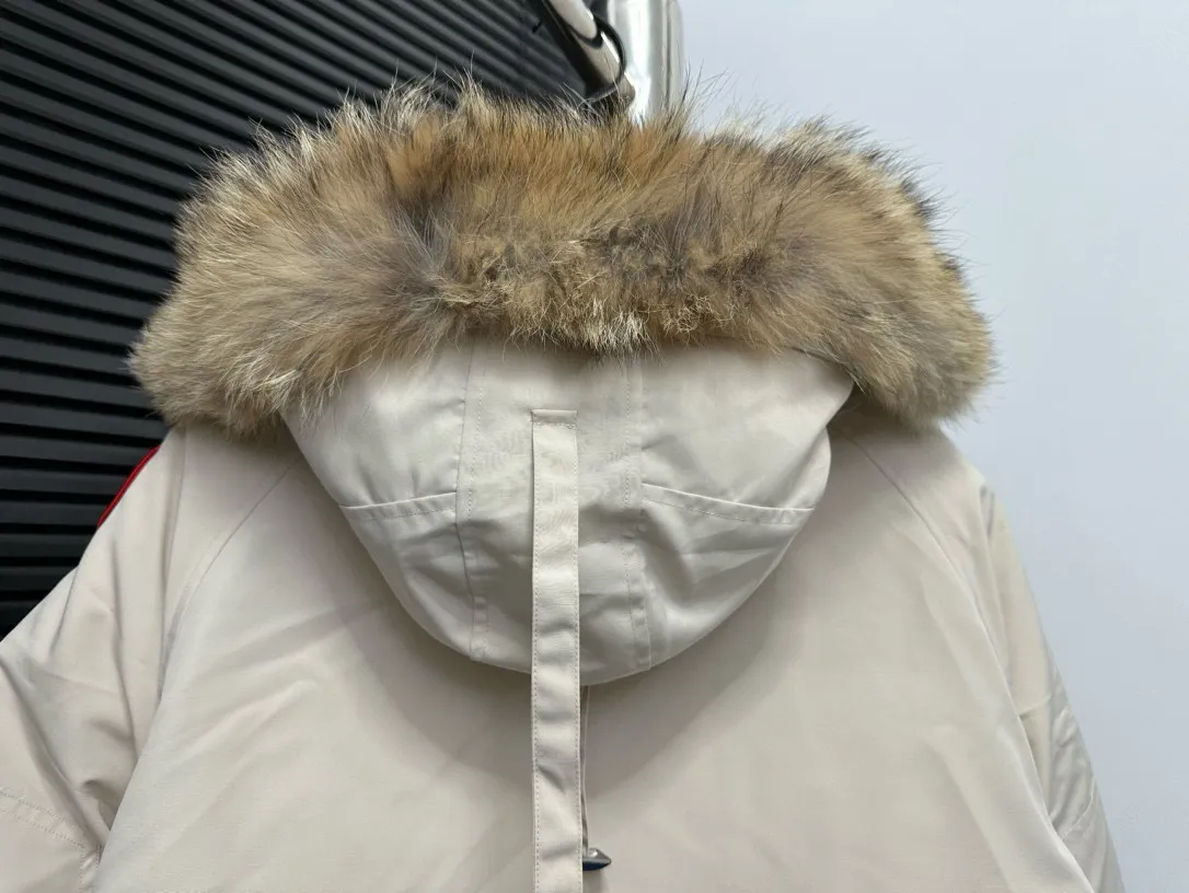 P780 [Canada goose] 01 Exdition Parka Down Jacket for Couples. Genuine original version. You need to compare with the genuine product at any time. All accessories are custom-made from the original factory. 💯The softness and hardness of the fabric is compared with the original one. It can be restored by kneading at will (fabric misunderstanding: fabrics with high hardness are not waterproof. Only those who buy the latest authentic version this year will notice the softness and comfort of the fabric) 💯The down is synchronized with the genuine white duck down, fluffy and not lumpy. Electronically controlled velvet filling machine 💯Customized zippers with genuine YKK military-grade copper core zipper pullers, high hardness and no jamming 💯The fur collar is purchased from Western Canada coyote skin original customization 💯All workmanship and wiring are controlled by workers with more than ten years of service. They must be horizontal and vertical, and are not crooked. The inner wiring density is more sophisticated. Feel free to compare 💯label, collar label, washed label, hangtag, zipper rope, pocket label Back label, collar velvet, Velcro fasteners, cuffs, all details are updated simultaneously with the original product. The best version, the most complete colors, battle all kinds of worldly goods, sizes: XS-XXL